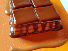 Carré feuilleté ganache chocolat, sauce caramel