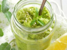 Pour accompagner pâtes, salades ou même grillades, voici notre pesto de courgettes crues, prêt en 10 minutes !