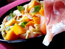 Salade toute crue: courgette, mangue, jambon