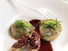 Grosse raviole en imprimé d’herbes farcie d’efloché de bœuf dans la poire et foie gras, jus de braisage parfumé aux agrumes