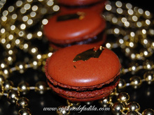 Macarons au chocolat oranges confites et feuille d'or alimentaire