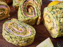 Omelette roulée aux herbes, jambon et fromage fondu : la recette bluffante pour l’apéritif