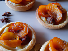 Tartelettes aux pommes râpées, cannelle et abricots secs