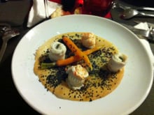 Surprise de risotto vert, sole en rouge et noir