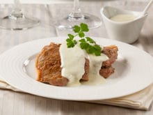 “Un incontournable qu’il faut savoir faire” : Philippe Etchebest partage ses secrets pour réussir la sauce au roquefort