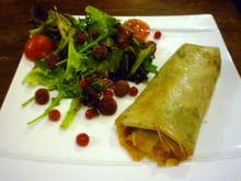 Cigare croustillant de boudin blanc et son gratin de pleurottes au chaource, accompagné de son mesclun en habit rouge