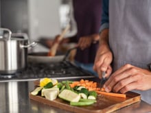 "Les épaules droites, bien alignées" : Norbert Tarayre dévoile ses astuces pour émincer les légumes comme un vrai chef !