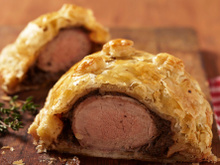 Filet mignon en croûte à la poitrine fumée et moutarde de Dijon