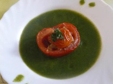 Velouté de laitue, tomate farcie aux lardons