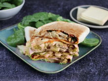 Quesadillas aux pousses d’épinard, poulet et fromage à raclette