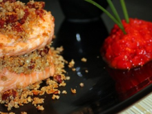 Millefeuilles de saumon en cumble de chorizo, quenelle de poivron grillé et nuage coco-citronnelle