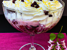 Dessert chocolat blanc et chantilly et sa gelée de cassis