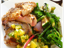 Côtes d'agneau panées au sésame, Légumes croquants et Salsa de mangue