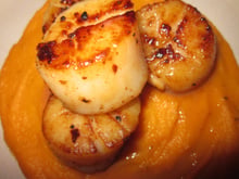 Noix de Saint-Jacques mi-cuites sur lit de patates douces