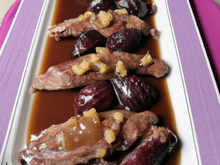 Magritons de canard aux pommes et aux pruneaux, sauce Jurançon