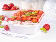 Ce dessert comme une charlotte aux fraises à faire dans un plat à gratin est super facile à réaliser