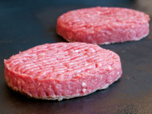 Rappel steaks hachés : vendus partout en France, une marque vient de rappeler plusieurs lots contaminés !