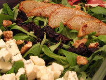 Salade de poires poêlées, fourme d'Ambert, pruneaux et pata negra