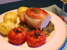 Poulet grillé à la moutarde, tomate farcie aux légumes de saison et gratin de pomme de terre