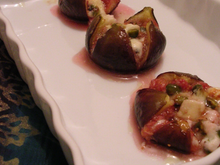 Figues farcies au chèvre, pistaches, basilic et curry