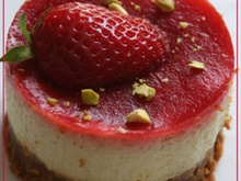 Mousse de rhubarbe sur croquant de spéculoos et sous miroir de fraises