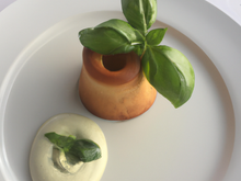 Souffle au tourteau et au poireau, basilic citron, cornet de poireau paille, crème de poireau, petit basilic