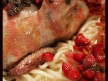 Cailles aux cranberries, chips de pancetta