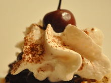 Dacquoise aux noisettes croquantes, ganache chocolat et griottines