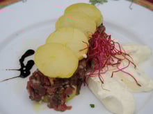 Tartare de bœuf Charolais, pommes de terre confites à l'huile de colza grillé, bavarois à la Fourme de Montbrison