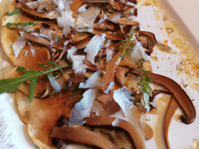 Carpaccio de champignons et parmesan au vinaigre balsamique avec étoiles dorées de pains chauds  aromatisés
