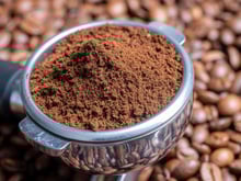 Ne jetez plus votre marc de café : cette astuce magique avec du bicarbonate va transformer votre ménage