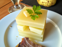 Cantal entre-deux et sa compotée de poires à la gentiane