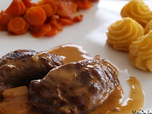 Joue de porc au cidre, crème d'ail et pommes fondantes