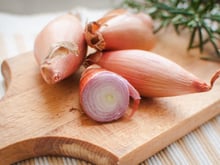 “Je tiens ma balle de tennis” : ce chef dévoile LA technique pour enfin émincer correctement une échalote