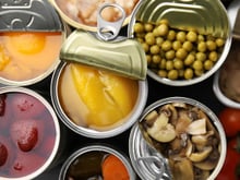 Légumes en conserve : pourquoi ce type de boîte est une "catastrophe" selon le chimiste Raphaël Haumont