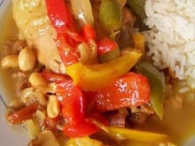 Poulet aux dattes, cacahuétes et tomates séchés