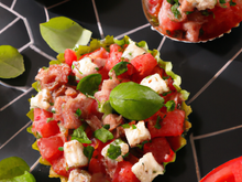 Tartare de thon, concombre, tomate , feta et basilic