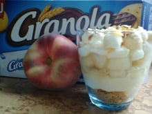 Verrine d'été à la pêche et aux biscuits