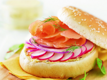 Burger de saumon mariné