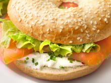 Bagel de saumon fumé et œufs brouillés