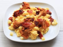 Œufs brouillés aux girolles, bacon et comté