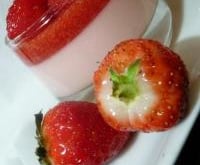 Panna cotta rose et miroir de fraises