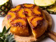 “Bien brillant, bien doré” : ce gâteau renversé à l'ananas de Cyril Lignac est la gourmandise qu'il vous faut !