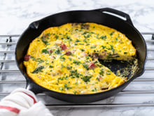 Simple, rapide et irrésistiblement bonne : testez notre recette de frittata aux épinards et au jambon !