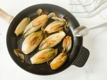 J’ajoute cet ingrédient dans mes endives pour adoucir leur amertume, et ça change tout (et ce n’est pas du miel)