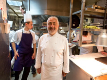 “Pour au moins 3 raisons” : le chef étoilé Guy Savoy explique pourquoi il ne commande jamais de plats en livraison