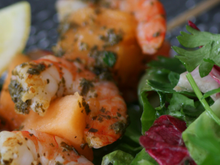 Brochettes de crevettes et melon au pesto
