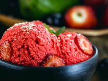 Oubliez les glaces industrielles avec cette recette express de sorbet fruité imaginée par François-Régis Gaudry