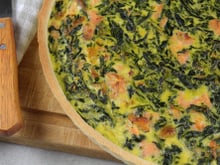 Quiche avec du saumon et des épinards