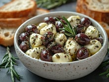 Marre de la mozzarella fade ? Essayez cette astuce avant de la mettre dans vos salades